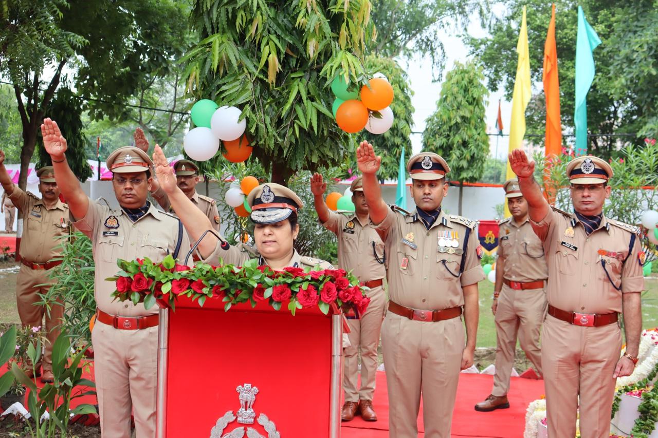 सूरजपुर पुलिस लाइन में उपस्थित पुलिसकर्मियों को देश की एकता व अखंडता की रक्षा करने में मजबूत राष्ट्र निर्माण में योगदान देने की शपथ दिलाई गई.