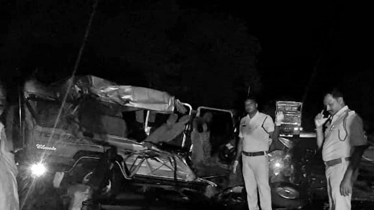 Terrible road accident in Andhra Pradesh  Five devotees from Belagavi died  road accident in Andhra  Five devotees died  ಆಂಧ್ರಪ್ರದೇಶದಲ್ಲಿ ಭೀಕರ ರಸ್ತೆ ಅಪಘಾತ  ಬೆಳಗಾವಿಯ ಐವರು ಭಕ್ತರು ಸಾವು  ಆಂಧ್ರಪ್ರದೇಶದ ಅನ್ನಮಯ್ಯ ಜಿಲ್ಲೆಯಲ್ಲಿ ಭೀಕರ ರಸ್ತೆ ಅಪಘಾತ  ಬೆಳಗಾವಿ ಜಿಲ್ಲೆಯ ಐವರು ಭಕ್ತರು  ಐವರು ಸ್ಥಳದಲ್ಲೇ ಮೃತ  ತೂಫಾನ್​ ಟ್ರ್ಯಾಕ್ಸ್​ ಮೂಲಕ ತಿರುಪತಿ ತಿಮ್ಮಪ್ಪನ ಪ್ರವಾಸ  ಕೂಡಲೇ ಸ್ಥಳೀಯರು ರಕ್ಷಣಾ ಕಾರ್ಯ  ಗಾಯಾಳುಗಳನ್ನು ಆಂಬ್ಯುಲೆನ್ಸ್​ ಮೂಲಕ ಆಸ್ಪತ್ರೆಗೆ