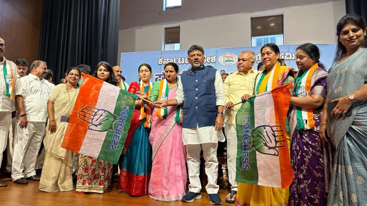 Former BJP corporators of Padmanabhanagar constituency join Congress