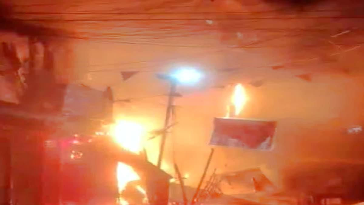 दानापुर में तीन दुकानों में आग