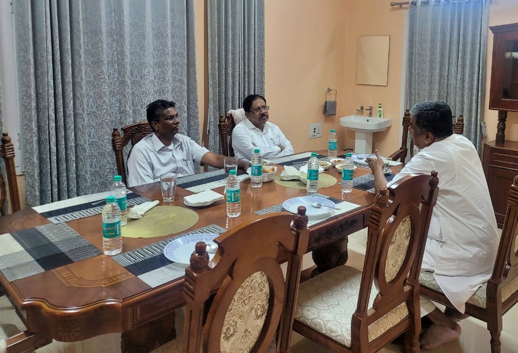 G Parameshwara, Satish Jarkiholi Visit BK Hariprasad House