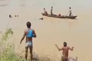 Boat capsized in Bagmati river