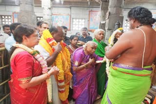 former-cm-h-d-kumaraswamy-family-did-pooja-at-rajarajeshwari-temple