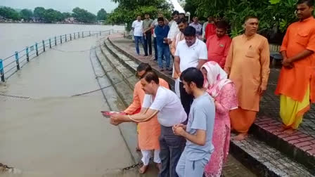 Vinay Shankar Pandey immersed his mother ashes