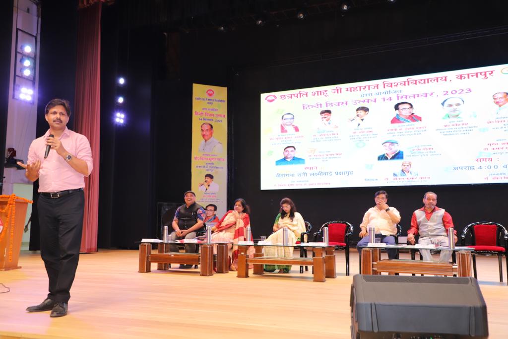 fछत्रपति शाहू जी महाराज विवि में हिंदी दिवस पर आयोजित कवि सम्मेलन में प्रस्तुति देते डॉ. हरिओम.