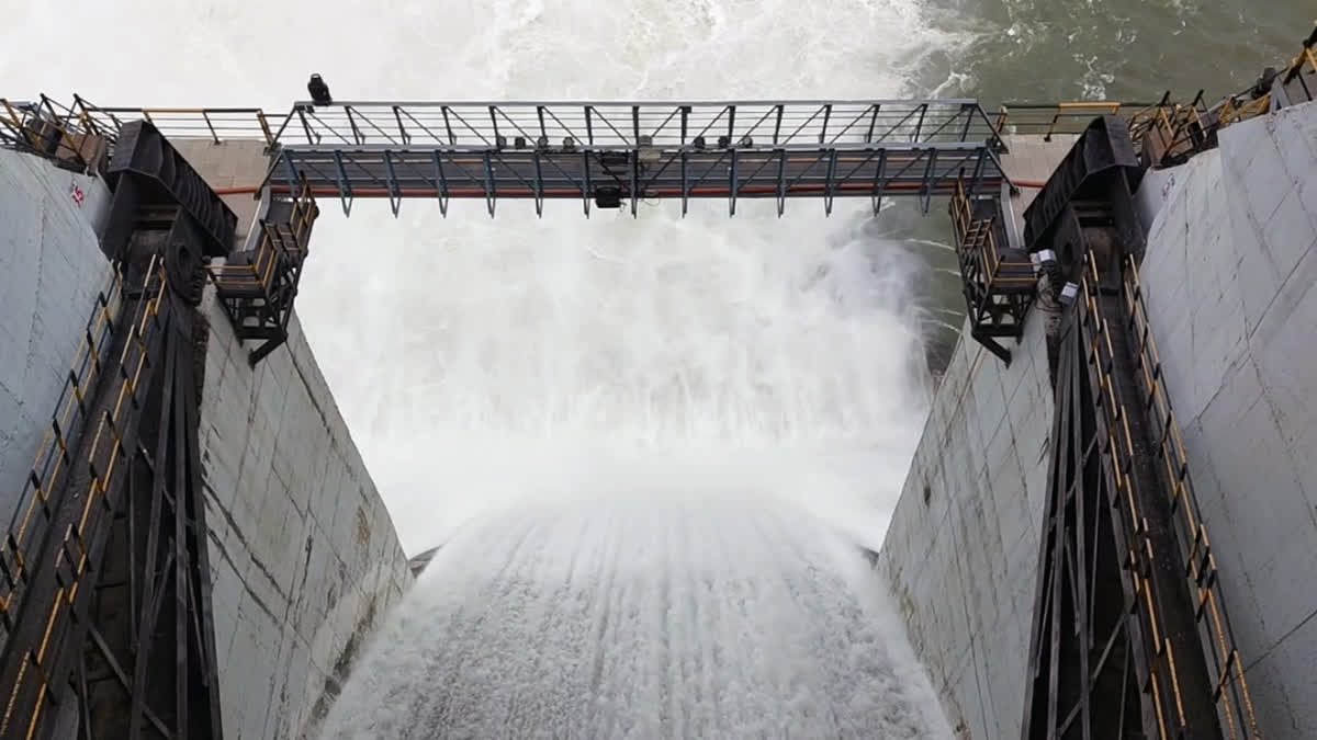 Owing to good rainfall in catchment areas in Madhya Pradesh, the water level of Gujarat's Sardar Sarovar Dam went up to 136.43 metres on Saturday, over two metres short of its full reservoir level, officials said.