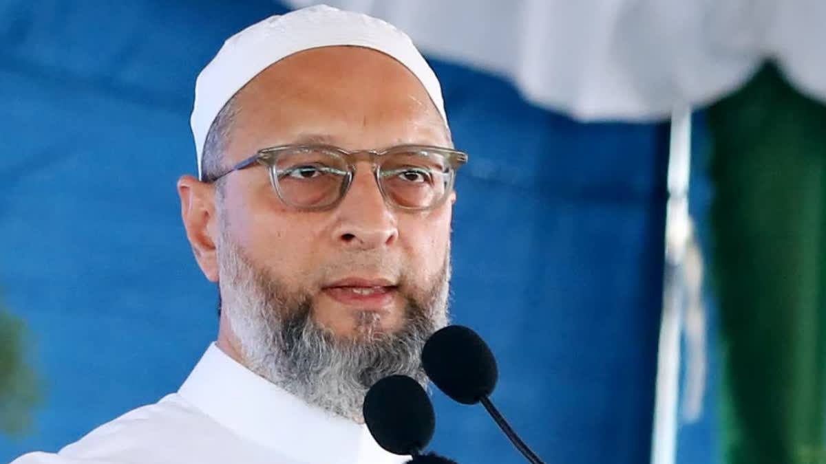 Whom did Owaisi take a dig at after water leaked from the dome of Taj Mahal?