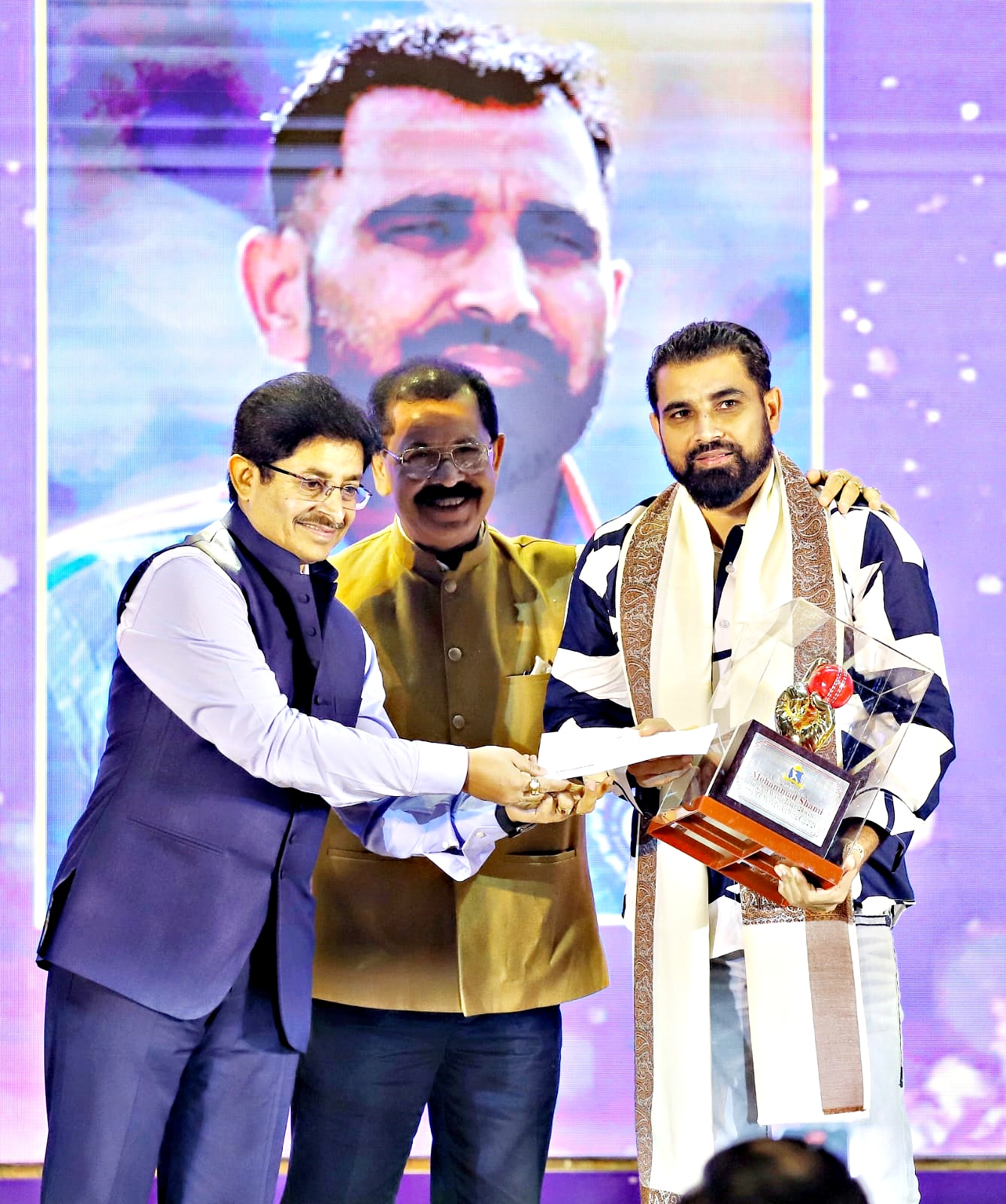 SHAMI RECEIVES AWARD