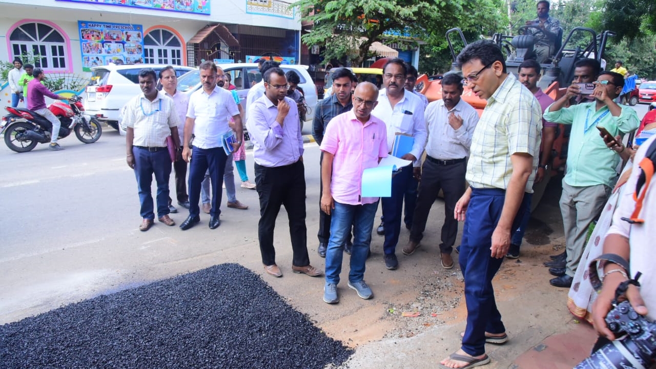 Tushar Girinath inspected the road pothole sealing work