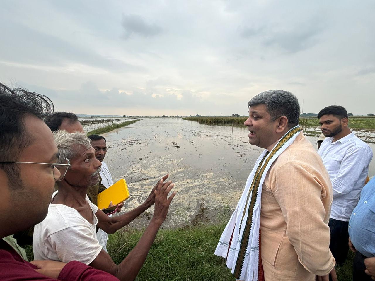 मंत्री आशीष पटेल ने रविवार को बाढ़ प्रभावित क्षेत्र का भ्रमण किया