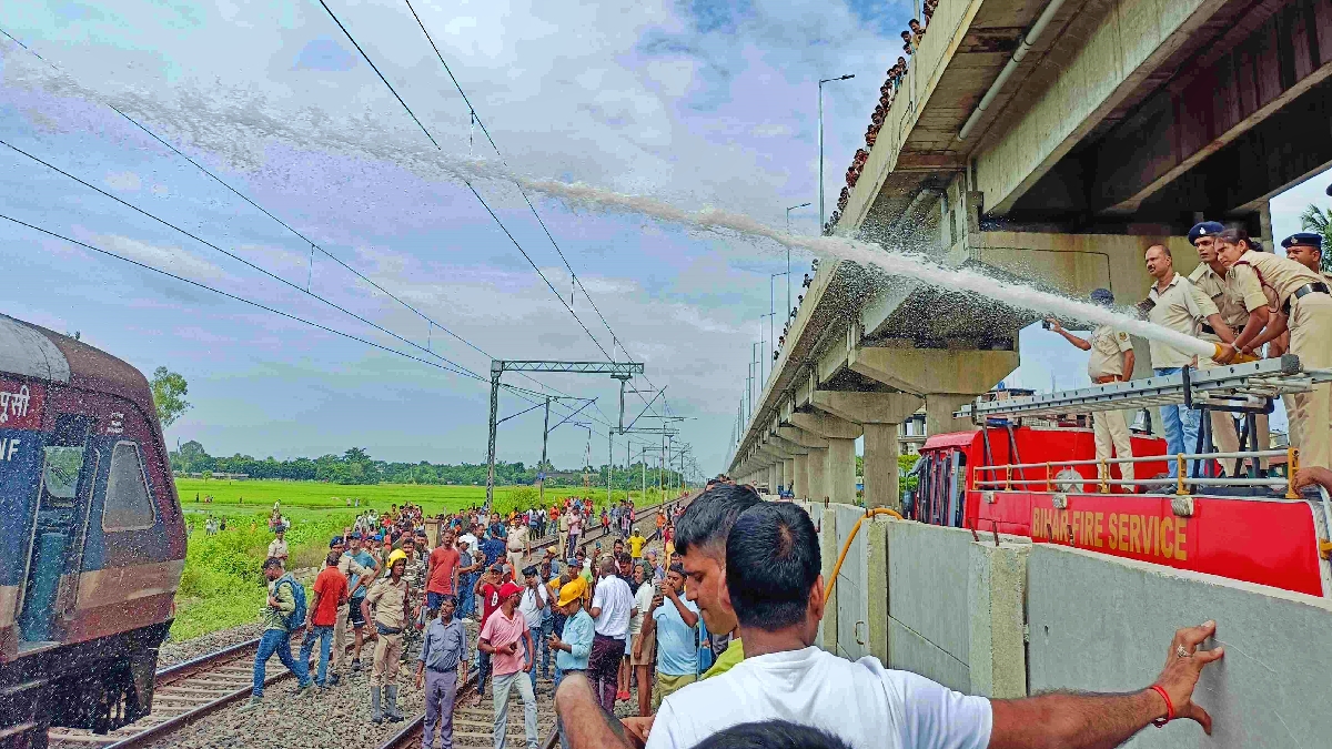 आग को बुझाने में जुटे दमकल कर्मी