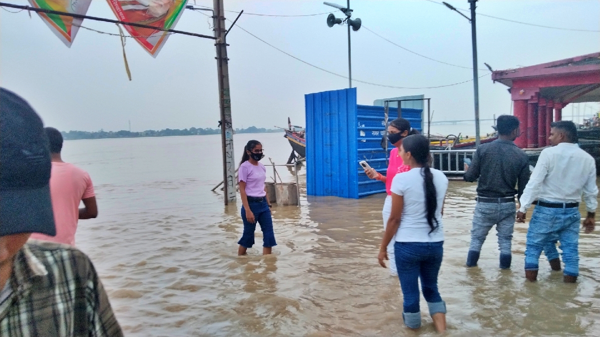 खतरे के निशान के ऊपर बह रही गंगा