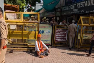 गंगाजल और गोबर लेकर पहुंचे हिंदूवादी.