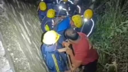 SDRF personnel rescuing stranded passengers in Uttarakhand.