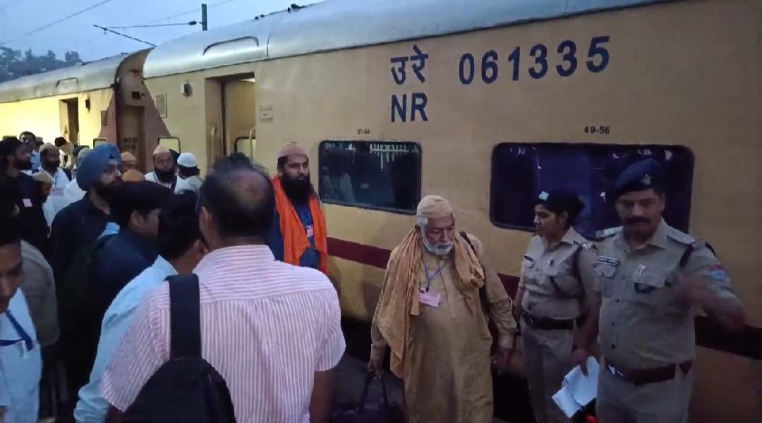 A group of pilgrims reached Roorkee by Lahori Express