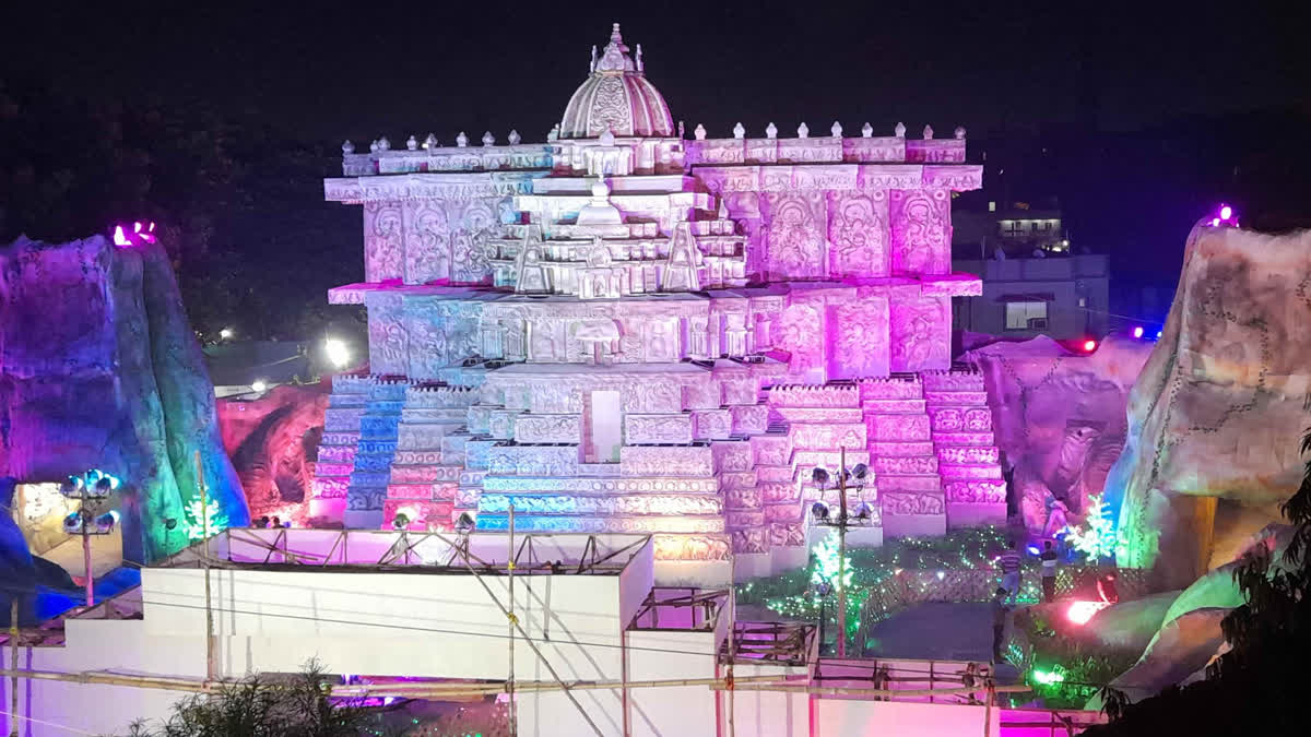 Navratri 2023: सरायकेला के आदित्यपुर में दुर्गा पूजा पंडाल का उद्घाटन, दक्षिण भारतीय खंडहरनुमा मंदिर का दिया गया है स्वरूप Former CM Raghuvar Das inaugurated Durga Puja pandal in Adityapur Seraikela