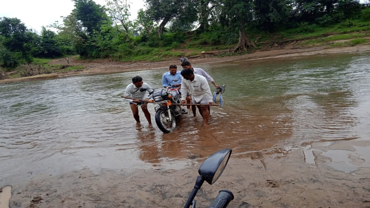 Madhya Pradesh: Narmadapuram villagers cry for attention due to lack of roads