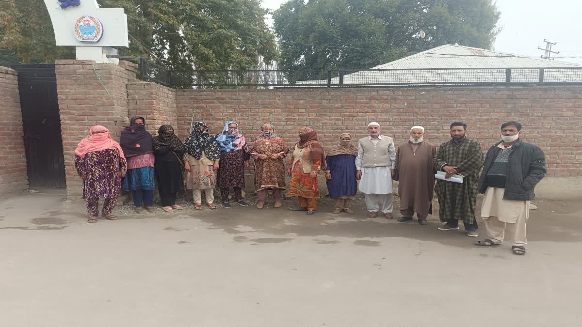 pinglish-tral-residents-stage-protest-against-capd