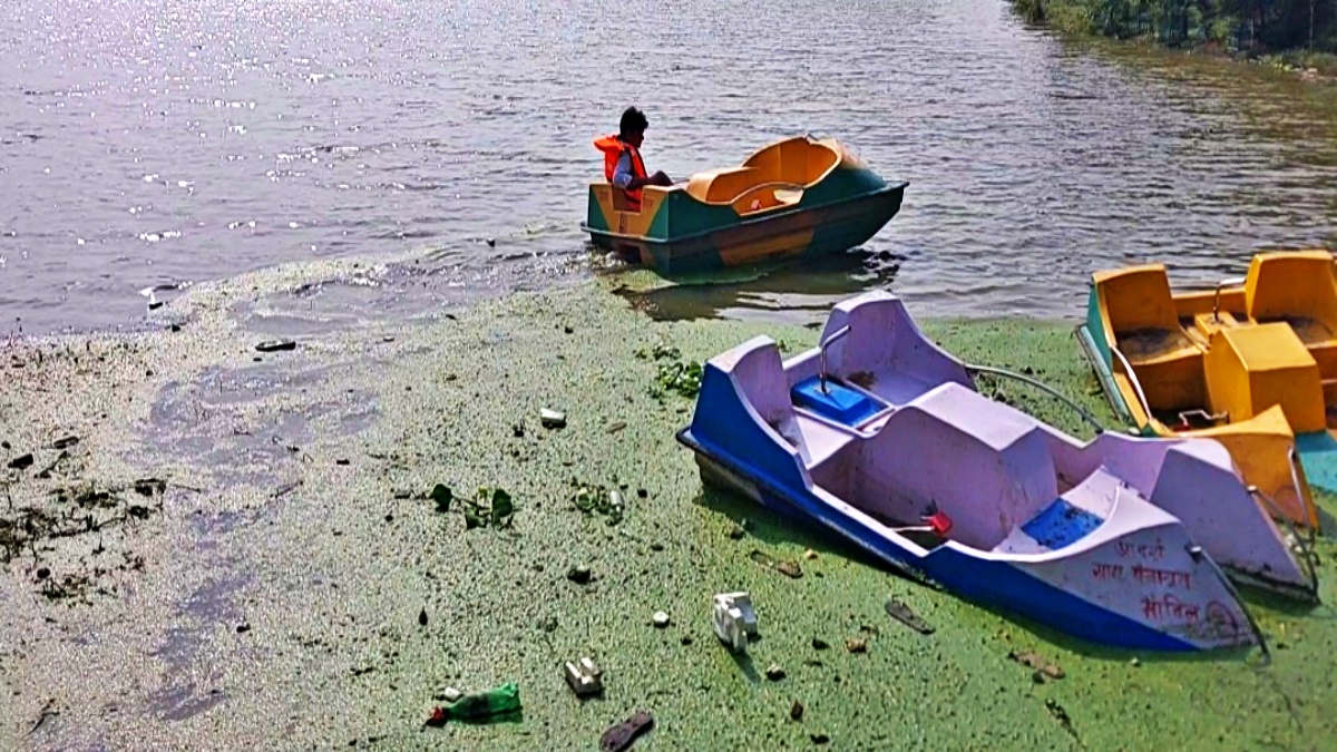 जहानाबाद के मंदिल पंचायत में नौका विहार के लिए तालाब