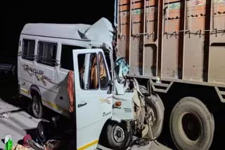 MH samruddhi expressway accident  devotees death  tempo travelers collides with truck  accident  devotees accident  ഭക്തരുടെ വാഹനം അപകടത്തിൽപ്പെട്ടു  ഭക്തർ മരിച്ചു  ട്രക്കിന് പുറകിൽ ട്രാവലർ ഇടിച്ച് അപകടം  വാഹനാപകടം  മഹാരാഷ്‌ട്ര വാഹനാപകടം