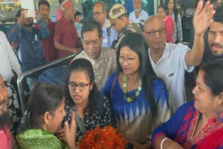 Ranchi girl thanks Indian govt for 'Operation Ajay', welcomed in airport with sweets and flowers