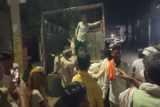 A surprising case came to light from Agra in Uttar Pradesh on Saturday. A high-voltage drama went on for several hours at Pinahat Police Station regarding the ownership of two donkeys. During this time a crowd gathered in front of the police station. Late in the evening, the police organised a p for the donkeys by setting up a chaupal on both sides. Where one party agreed to take one donkey each. Setting up a chaupal for donkeys by the police on the station premises has become a topic of discussion.