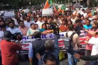 दिल्ली भाजपा ने किया विरोध प्रदर्शन