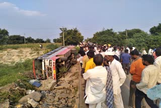 bus overturned near Kushtagi