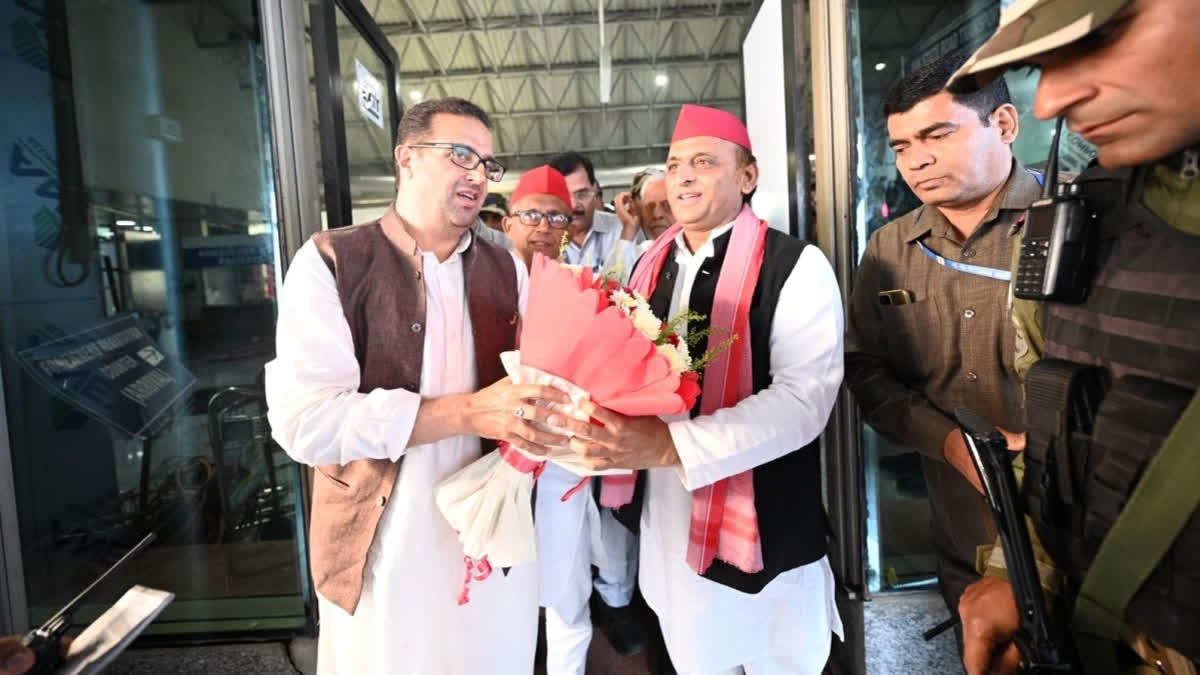 Akhilesh Yadav, upon arriving in Srinagar for Omar Abdullah's swearing-in ceremony, is welcomed by Chanapora MLA Mushtaq Guroo.