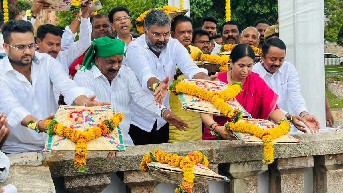 ಮಲಪ್ರಭಾ ಜಲಾಶಯದಲ್ಲಿ ಬಾಗಿನ ಅರ್ಪಣೆ