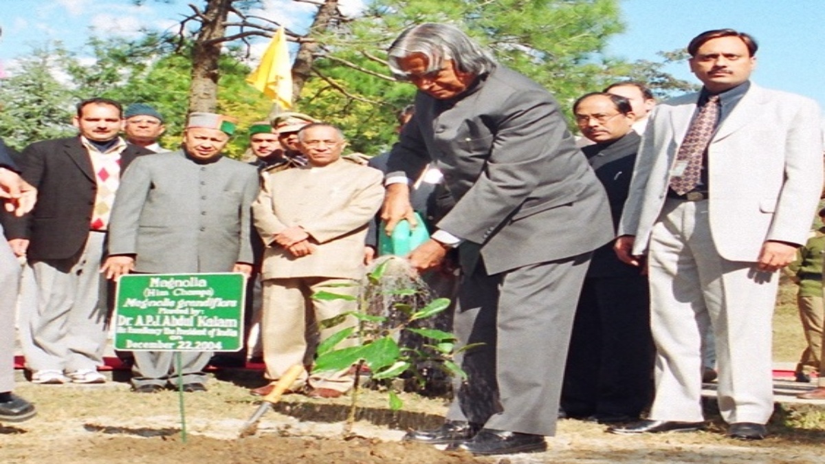 पौधारोपण करते अब्दुल कलाम