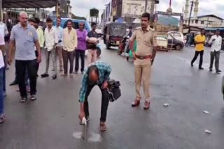 man-cleaned-gutka-in-bus-stop-at-chikkamagaluru