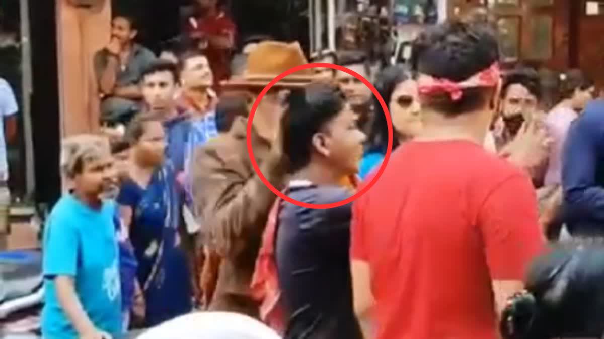 Etv Bharat नाना पाटेकर ने फैन को थप्पड़ मारा  वाराणसी में अभिनेता नाना पाटेकर  Actor Nana Patekar slaps fan in Varanasi  Actor Nana Patekar slaps fan Viral Video