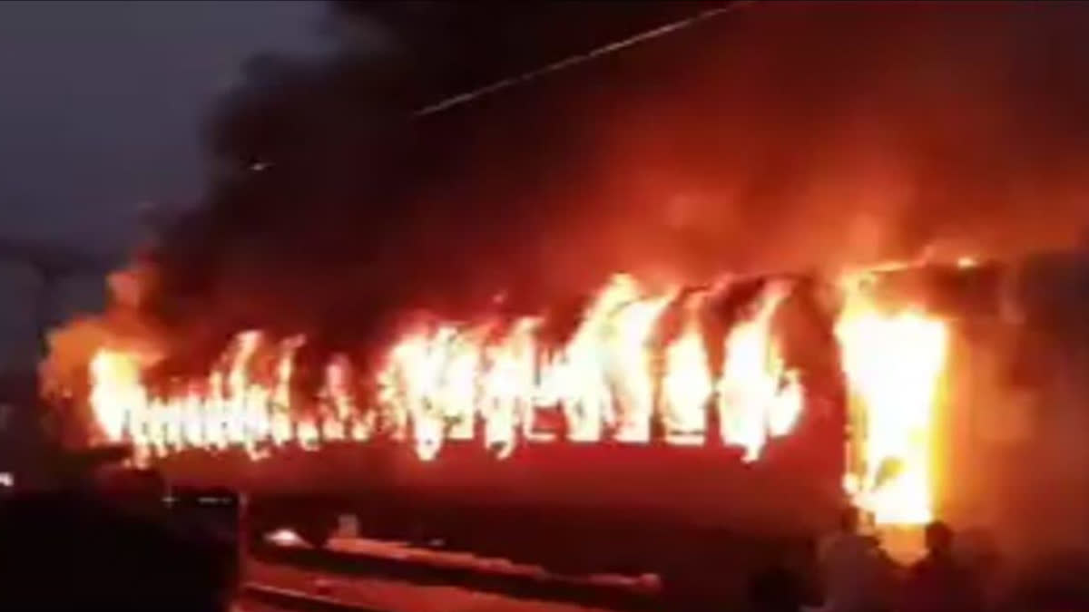 Massive fire broke out in three bogies of Humsafar Express going from Delhi to Darbhanga due to explosion in the cylinder under the bogie.