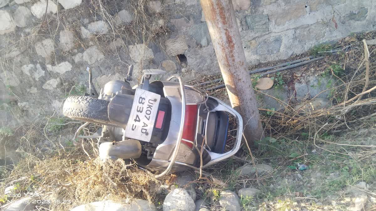 कीर्तिनगर चौरास में पोल से टकराई स्कूटी