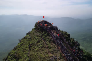 Devotees flock to the hilltop Deviramma temple  Deviramma temple  ദേവീരമ്മ  ക്ഷേത്രത്തിലേക്ക് ഭക്തരുടെ പ്രവാഹം  Devotees flock to the temple  Chikkamagaluru temple  മലമുകളിലെ ക്ഷേത്രം  Hilltop temple  ഭക്തജന പ്രവാഹം  മലമുകളിലെ ശ്രീകോവില്‍