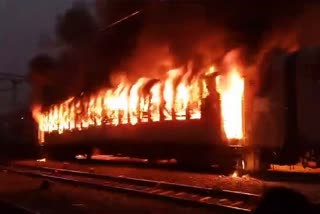 Fire Breaks Out In Humsafar Express  Fire Breaks Out In Train  Humsafar Express Accident  Fire Breaks Out In Humsafar Express In UP  Massive Fire Broke Out In Bogies  ഹംസഫര്‍ എകസ്‌പ്രസിന്‍റെ ബോഗികളില്‍ തീപടര്‍ന്നു  ട്രെയിനിന്‍റെ ബോഗികളില്‍ തീപടര്‍ന്നു  സിലിണ്ടര്‍ പൊട്ടിത്തെറിച്ച് തീപിടിത്തം  ട്രെയിനിലെ തീപിടിത്തം  ഹംസഫര്‍ എകസ്‌പ്രസ് അപകടത്തില്‍പ്പെട്ടു