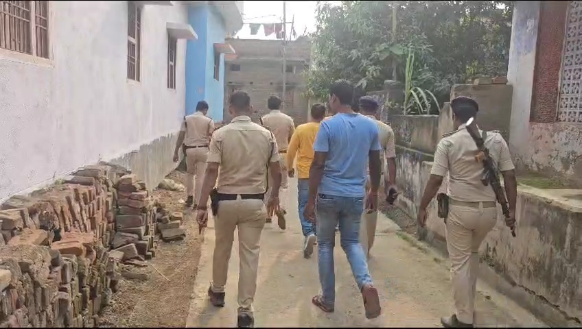 जांच करने पहुंची पुलिस.