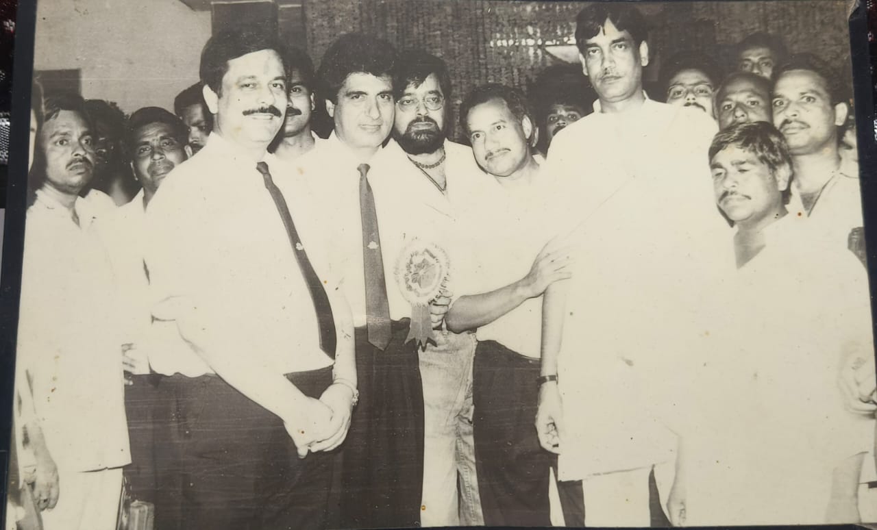 पूर्व विधायक अनुग्रह नारायण सिंह (सफेद कुर्ते पैजामे में) के साथ सहाराश्री. (फाइल फोटो)