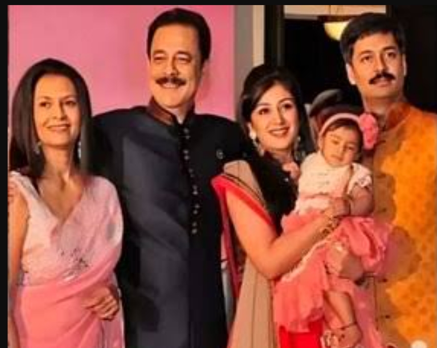सहारा ग्रुप के चेयरमैन सुब्रत रॉय अपनी पत्नी स्वप्ना रॉय, बड़े बेटे सुशांतो रॉय और बहू के साथ.