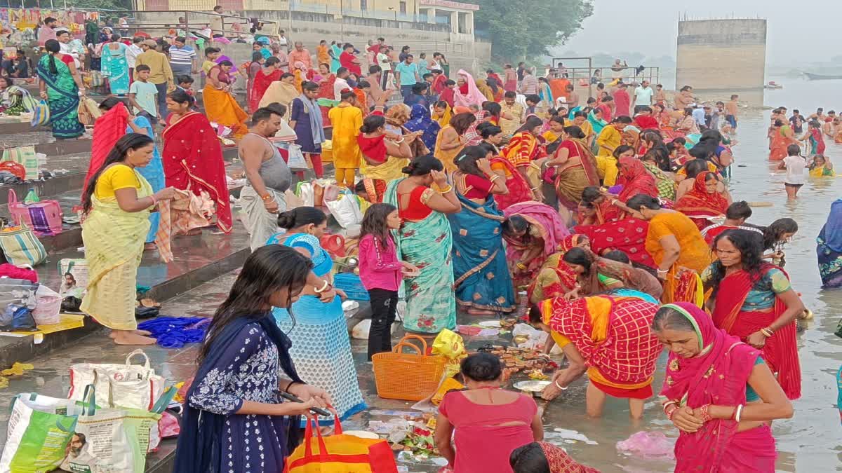 devotees-gathered-take-bath-ganga-river-kartik-purnima-sahibganj