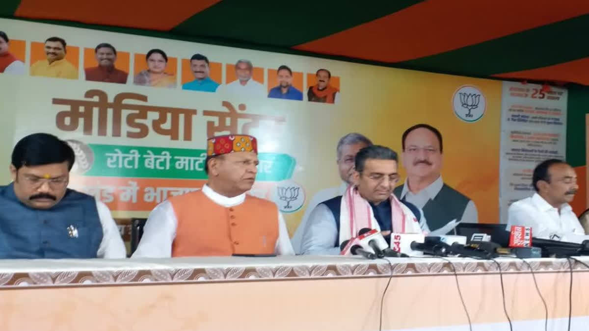 The political battle in Santhal has heated up as BJP leaders launched a fresh round of verbal attacks, accusing the ruling JMM-Congress-RJD alliance of allowing Bangladeshi infiltrators to infiltrate the region.