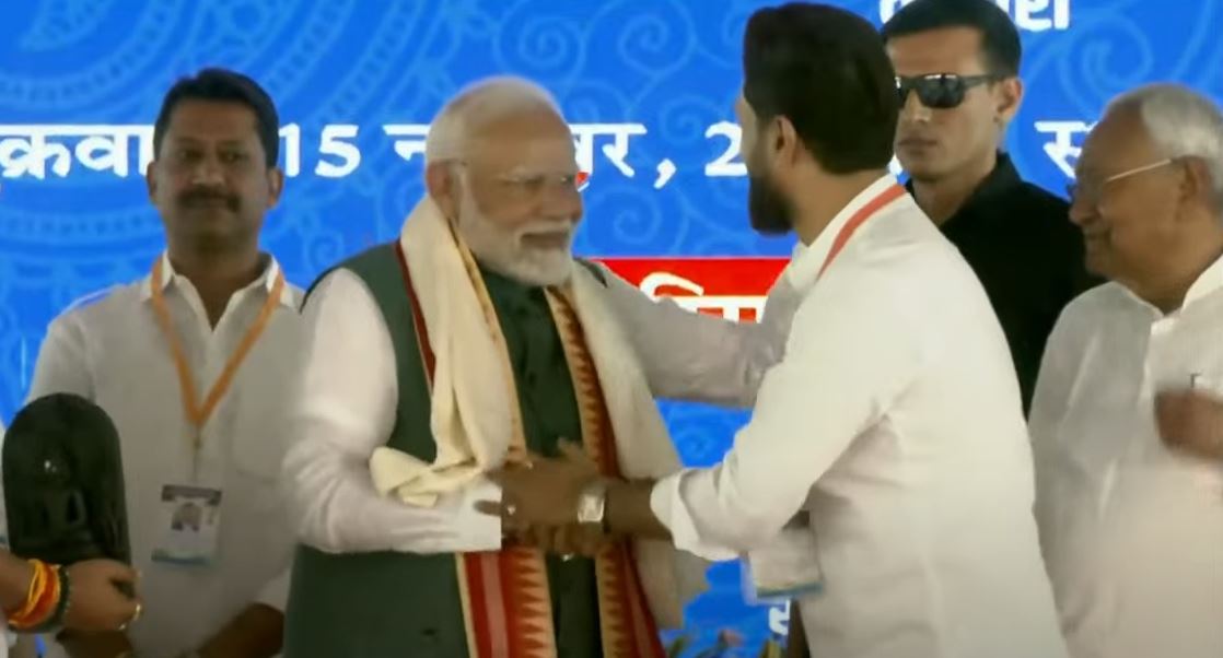 पीएम मोदी का स्वागत करते चिराग पासवान