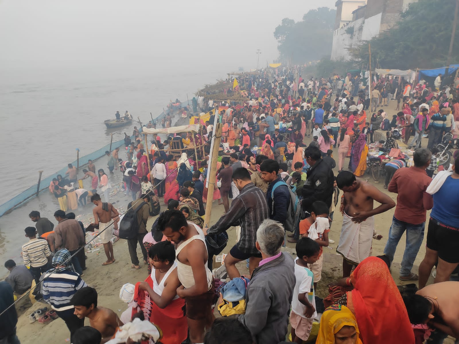 kartik purnima 2024 ayodhya thousands devotees bath in holy saryu river