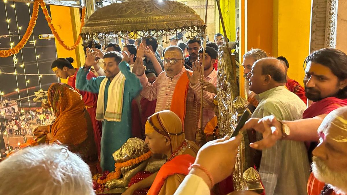 वाराणसी में शंकराचार्य ने मनाई देव दीपावली.