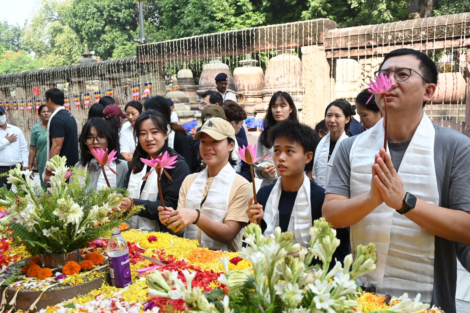 पुष्प अर्पित करते खिलाड़ी.