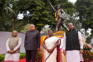 राष्ट्रपति द्रौपदी मुर्मू, उपराष्ट्रपति जगदीप धनखड़, लोकसभा अध्यक्ष ओम बिरला और राज्यसभा के उपसभापति हरिवंश नारायण सिंह नई दिल्ली में स्वतंत्रता सेनानी बिरसा मुंडा की जयंती पर उन्हें श्रद्धांजलि देने के लिए एक समारोह के दौरान