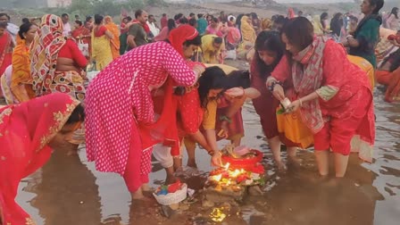 Devotees took dip in Barakar river on Kartik Purnima in dhanbad