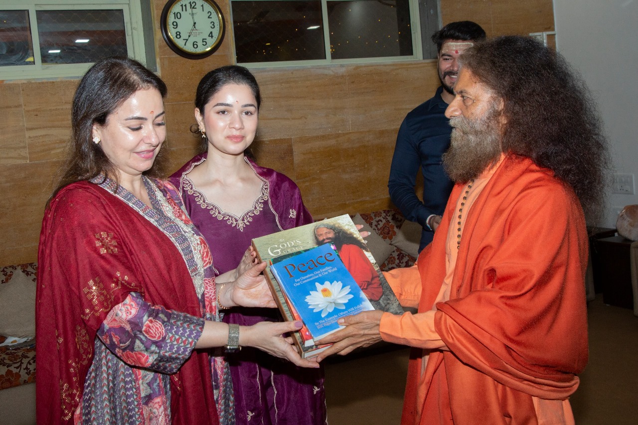 Sara Tendulkar Ganga Arti Rishikesh