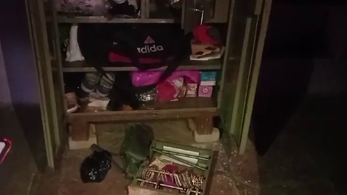 Thieves stole goods in dholpur